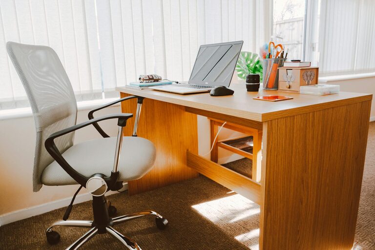 Tips for Choosing a Comfortable Desk Chair for Everyday Use